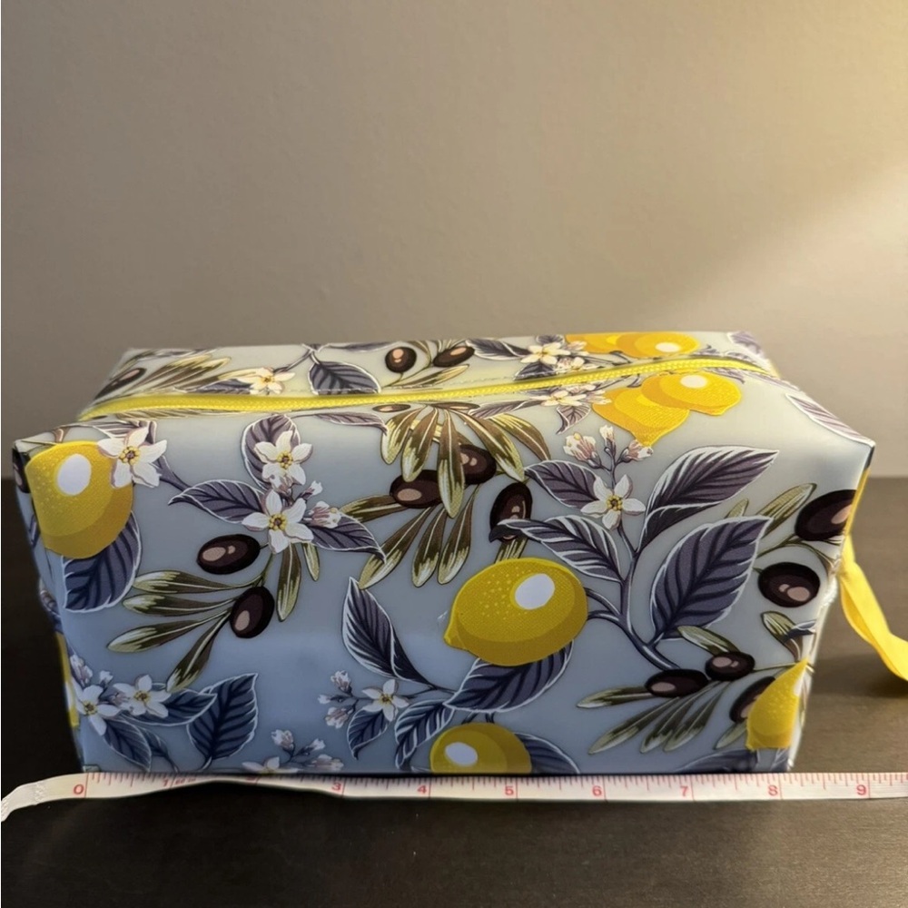 Bluemercury Makeup Bag Blue Lemon Print Zippered 8 x 4“ NEW